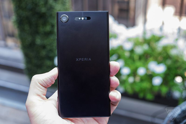 Sony vừa ra mắt người dùng mẫu smartphone cao cấp là Xperia XZ1 tại IFA 2017 đang diễn ra ở Berlin, Đức. Ở thời buổi công nghệ phát triển một phần nhằm đáp ứng thị hiếu của người dùng, thì mẫu smartphone mới của Sony nhưng vẫn mang ngôn ngữ thiết kế cũ từ dòng XZ series.