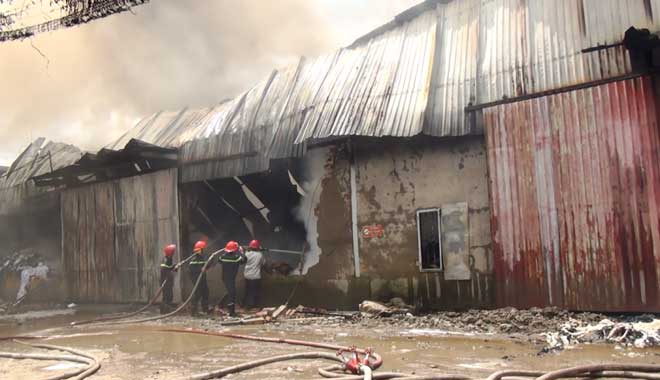 “Biển lửa” bốc ngùn ngụt tại nhà xưởng rộng cả ngàn mét vuông ở Sài Gòn - 2