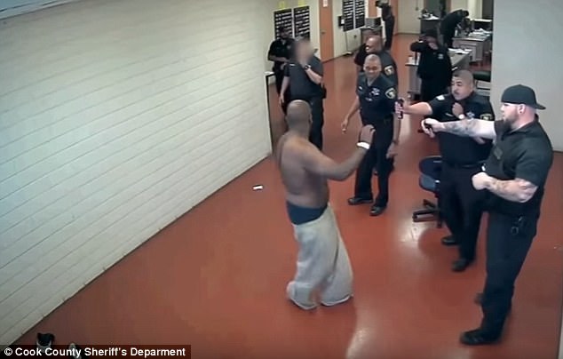 Video: Chục giám thị Mỹ không đối phó nổi 1 tù nhân - 1