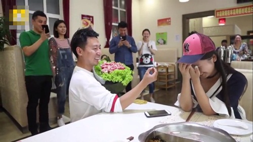 Cầu hôn bằng hoa thịt bò, chàng trai khiến bạn gái câm nín - 1