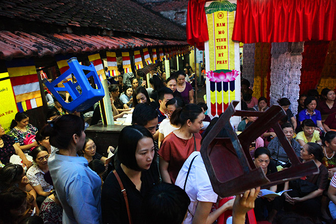 Hàng nghìn người ngồi kín chùa Phúc Khánh tụng kinh Vu Lan - 1