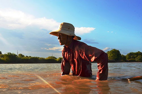 Nghề độc: “Chồng cào, vợ đãi”... kiếm nửa triệu dưới đáy sông - 6