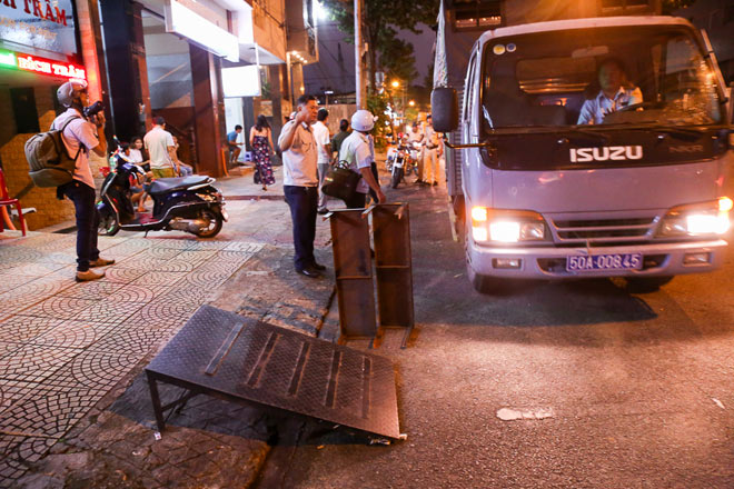 Tiểu bậy ở quận 1, người đàn ông buộc phải rửa sạch vỉa hè - 11