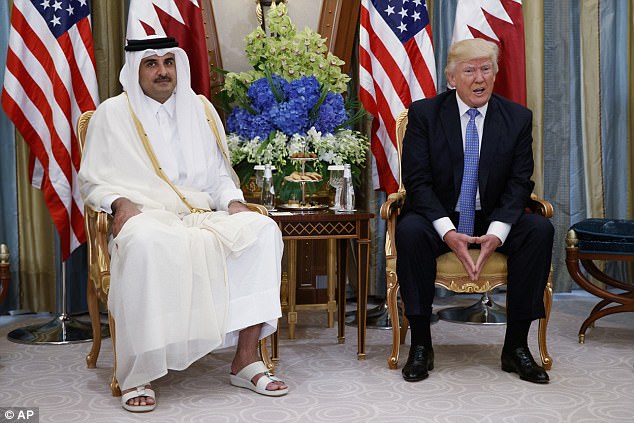 Hoàng gia Ả Rập tặng nhiều quà “độc” cho ông Trump - 1