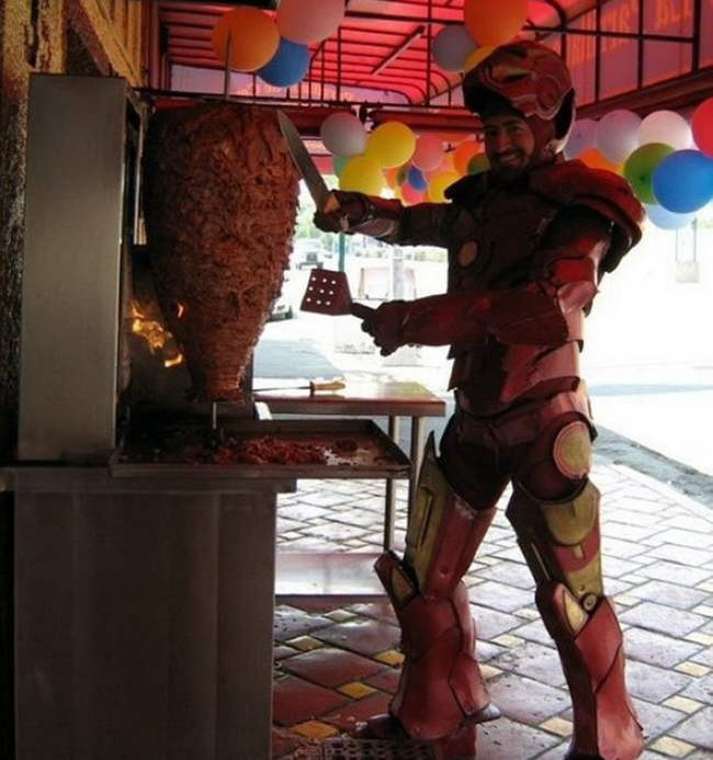 Khi "Iron Man" đi bán bánh mì kiếm thêm thu nhập.