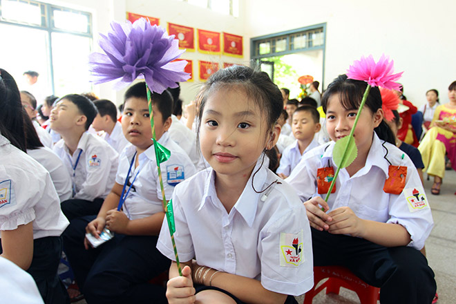 Xúc động lễ khai giảng khi HS hát Quốc ca bằng cách đặc biệt này - 5