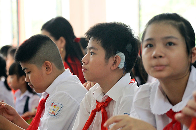 Xúc động lễ khai giảng khi HS hát Quốc ca bằng cách đặc biệt này - 4