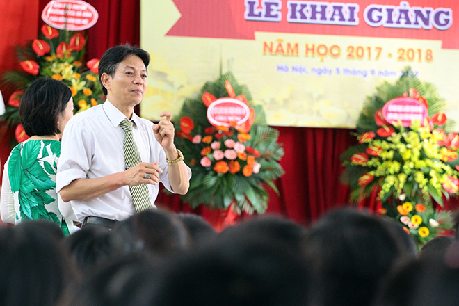 Xúc động lễ khai giảng khi HS hát Quốc ca bằng cách đặc biệt này - 11