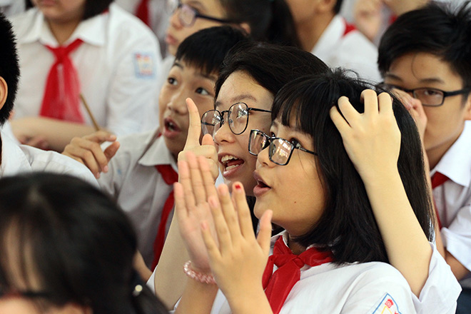 Xúc động lễ khai giảng khi HS hát Quốc ca bằng cách đặc biệt này - 13