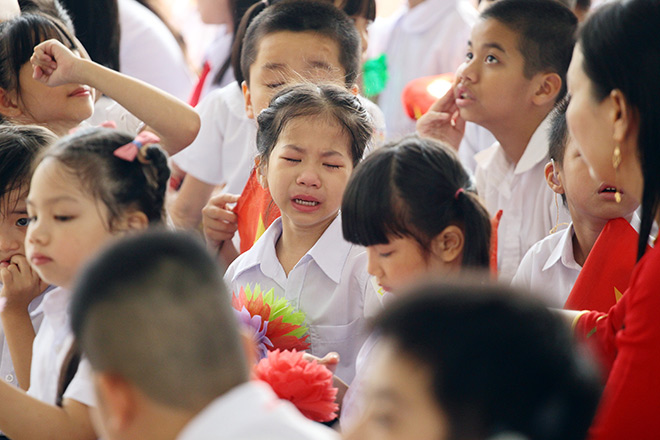 Xúc động lễ khai giảng khi HS hát Quốc ca bằng cách đặc biệt này - 8