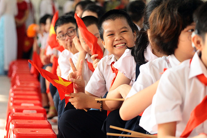 Xúc động lễ khai giảng khi HS hát Quốc ca bằng cách đặc biệt này - 9