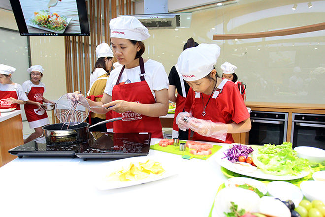 Khó tin lớp học nấu nướng miễn phí trong căn bếp “sang chảnh” nhất Hà Nội - 2