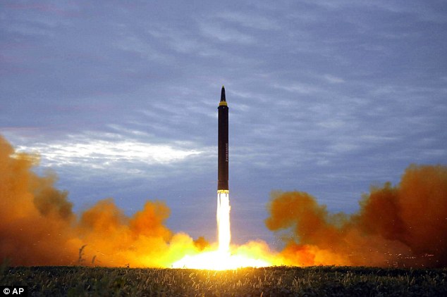 Triều Tiên âm thầm đưa tên lửa đạn đạo ra bờ biển - 1