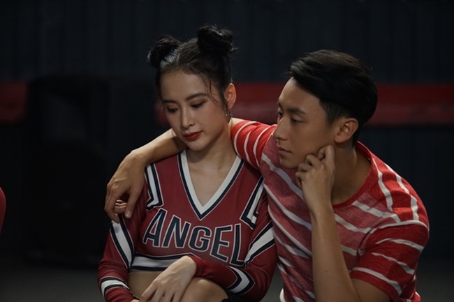 Angela Phương Trinh và Rocker Nguyễn bị nghi phim giả tình thật khi đang quay "Glee".