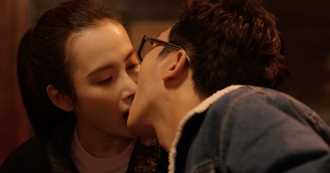 Angela Phương Trinh có một nụ hôn nồng cháy với Trường Giang tuy nhiên, nụ hôn chỉ xuất hiện ở trailer phim mà mất hẳn khi công chiếu.