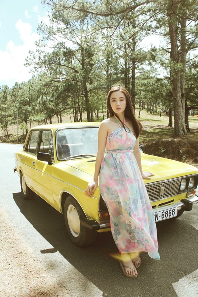 Trong "Taxi em tên gì?", Angela Phương Trinh vào vai một tài xế lái taxi cá tính, tuy nhiên, ẩn sâu trong đó là một cô gái chịu nhiều tổn thương.