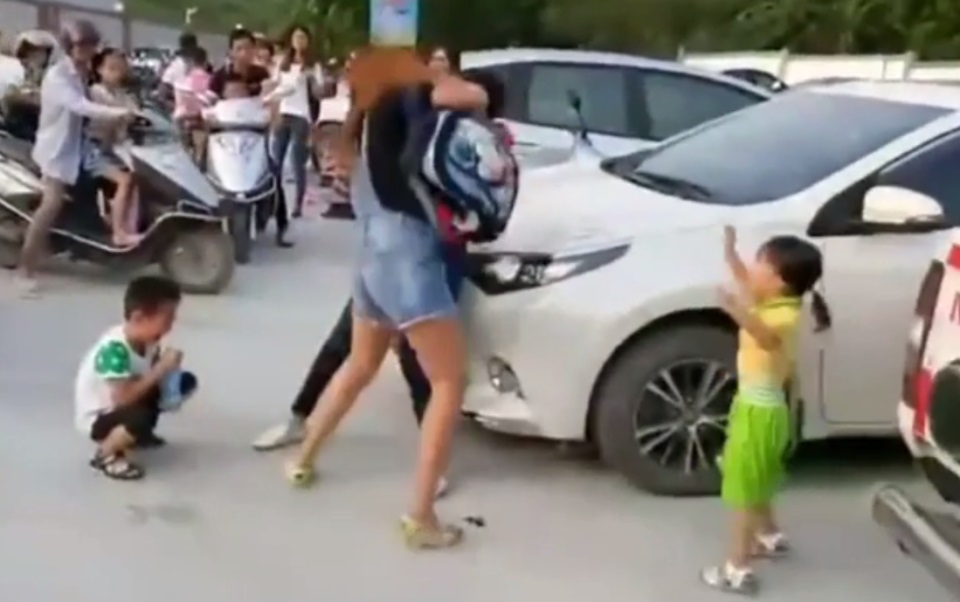 Đưa con đi khai giảng, hai mẹ “choảng” nhau trước trường học - 1