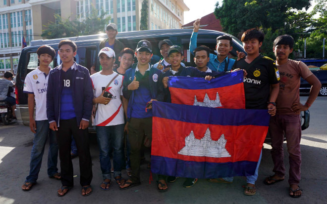 ĐT Việt Nam đấu Campuchia: Fan nữ xinh nhuộm đỏ sân Olympic - 1