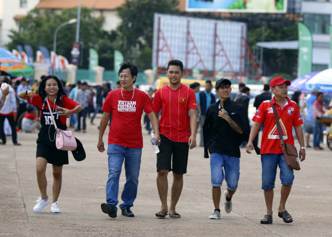 ĐT Việt Nam đấu Campuchia: Fan nữ xinh nhuộm đỏ sân Olympic - 6