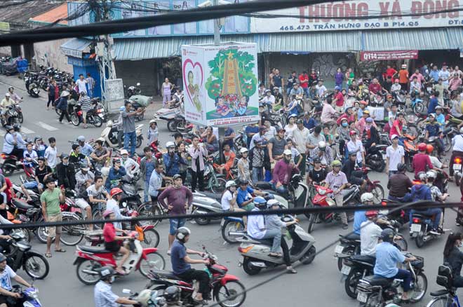 Cả trăm “cô hồn sống” lao vào hứng “mưa tiền” gây náo loạn đường phố - 2