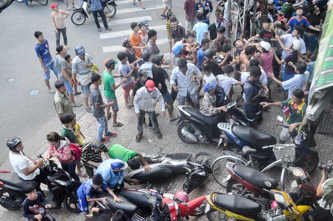 Cả trăm “cô hồn sống” lao vào hứng “mưa tiền” gây náo loạn đường phố - 4