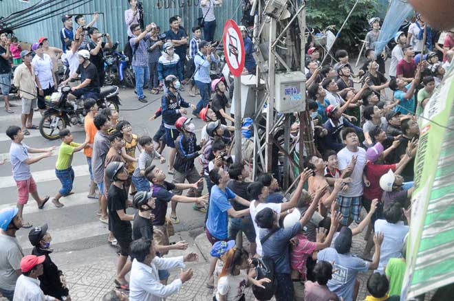 Cả trăm “cô hồn sống” lao vào hứng “mưa tiền” gây náo loạn đường phố - 3