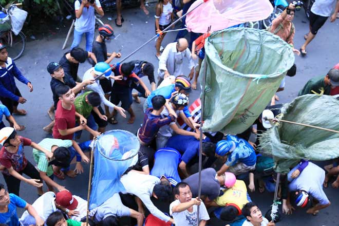 Cả trăm “cô hồn sống” lao vào hứng “mưa tiền” gây náo loạn đường phố - 10