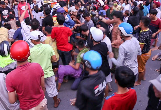 Cả trăm “cô hồn sống” lao vào hứng “mưa tiền” gây náo loạn đường phố - 11