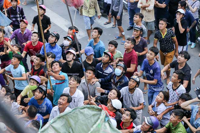 Cả trăm “cô hồn sống” lao vào hứng “mưa tiền” gây náo loạn đường phố - 8
