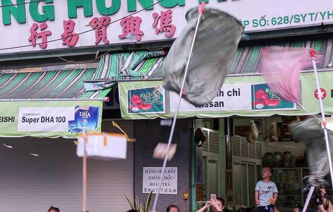 Cả trăm “cô hồn sống” lao vào hứng “mưa tiền” gây náo loạn đường phố - 7