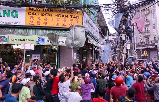 Cả trăm “cô hồn sống” lao vào hứng “mưa tiền” gây náo loạn đường phố - 5