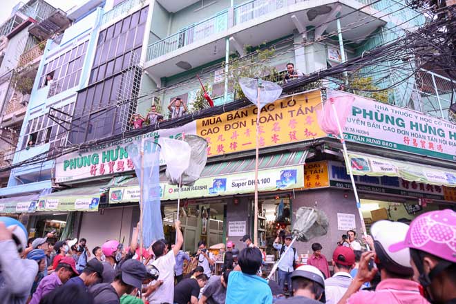 Cả trăm “cô hồn sống” lao vào hứng “mưa tiền” gây náo loạn đường phố - 6