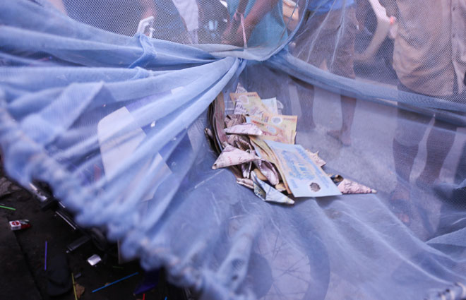 Cả trăm “cô hồn sống” lao vào hứng “mưa tiền” gây náo loạn đường phố - 13