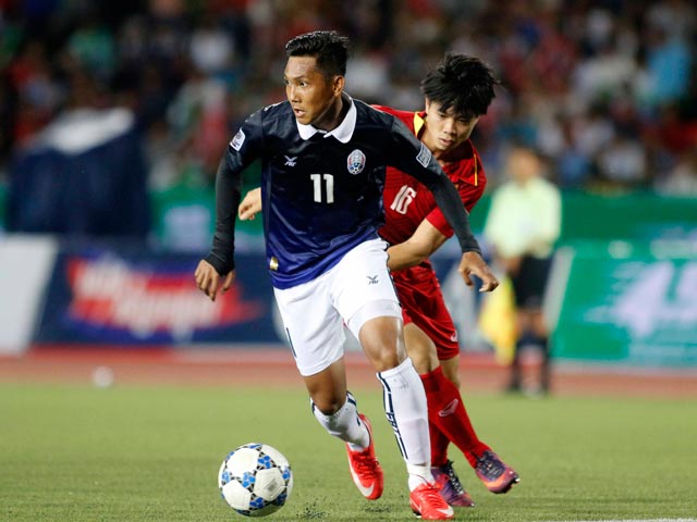 ”Ronaldo Campuchia” khiến Công Phượng ngậm ngùi rời sân