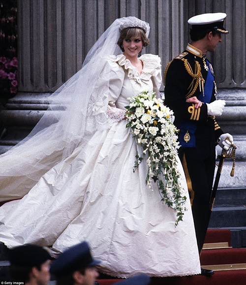 Bí mật ít người hay về váy cưới thế kỷ của Công nương Diana - 1