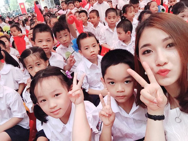 "Ngày hội khai giảng tại trường Tân Định, đi chụp ảnh sự kiện thấy được cô giáo đã xinh lại còn chu đáo", đó là chia sẻ của người đăng tải loạt ảnh ấn tượng này. 