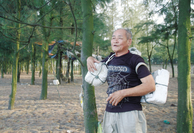 “Vua phi lao” làm cha nuôi 50 người lâm nạn biển - 2