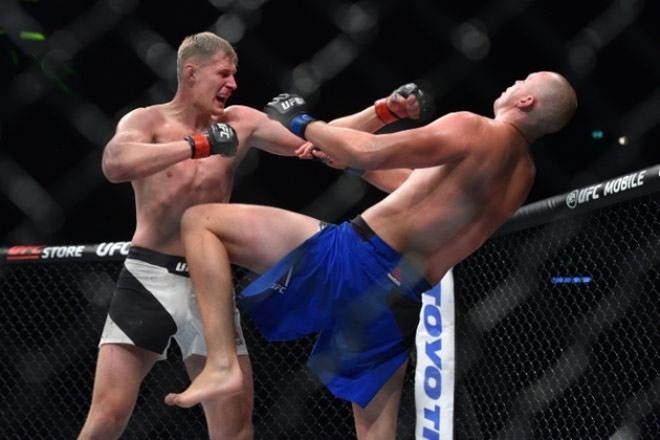 UFC: Võ sỹ 2m13, cao nhất thế giới bị đấm đổ &#34;như chuối&#34; - 2