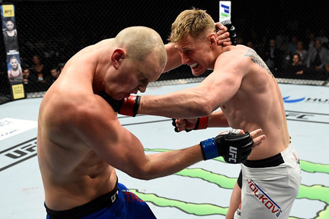 UFC: Võ sỹ 2m13, cao nhất thế giới bị đấm đổ &#34;như chuối&#34; - 3