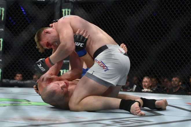 UFC: Võ sỹ 2m13, cao nhất thế giới bị đấm đổ &#34;như chuối&#34; - 4