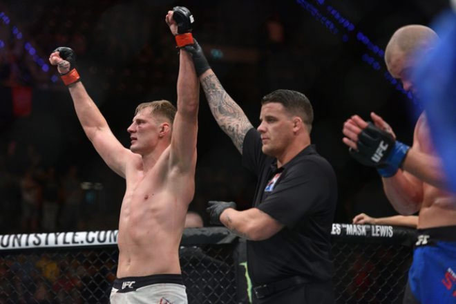 UFC: Võ sỹ 2m13, cao nhất thế giới bị đấm đổ &#34;như chuối&#34; - 5