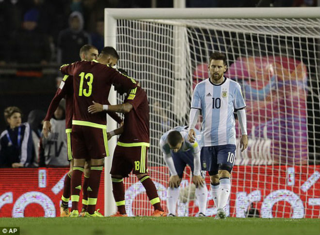 Vòng loại World Cup: Ronaldo sáng, Messi mờ, nguy cơ lại từ giã Argentina - 2