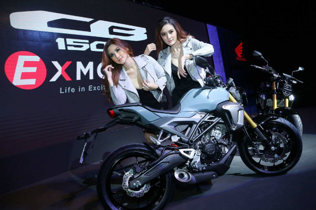 Hai siêu mẫu tạo dáng bên môtô hoàn toàn mới Honda CB150R.