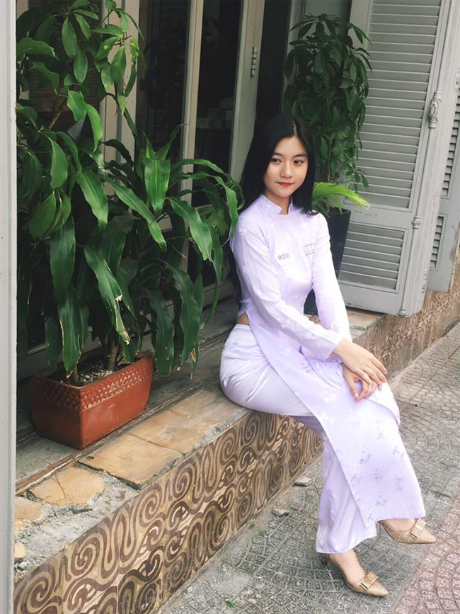 Được biết, cô nữ sinh xinh đẹp này tên là Bùi Nguyễn Nam Phương, sinh viên năm nhất trường Đại học Công nghiệp TP.HCM