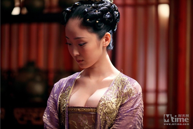 Trong “Hoàng Kim Giáp”, Lý Mạn thủ vai Tưởng Thiền, con gái của Tưởng thái y. Tuy nhiên, thân thế thực sự của cô là con gái ruột của Đại Vương (Châu Nhuận Phát). Tạo hình của Lý Mạn trong phim khiến nhiều người bất ngờ vì quá đỗi gợi cảm.