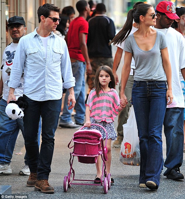 Vợ cũ Tom Cruise công khai bạn trai da màu sau "hợp đồng quái gở" - 4