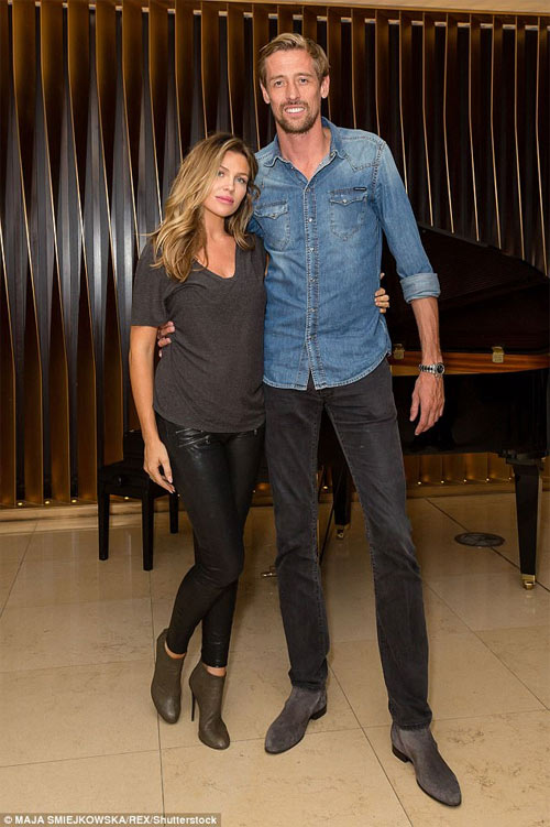 Vợ đẹp của "sếu vườn" Peter Crouch khoe 90% thân thể tuyệt mỹ với váy siêu mỏng - 4