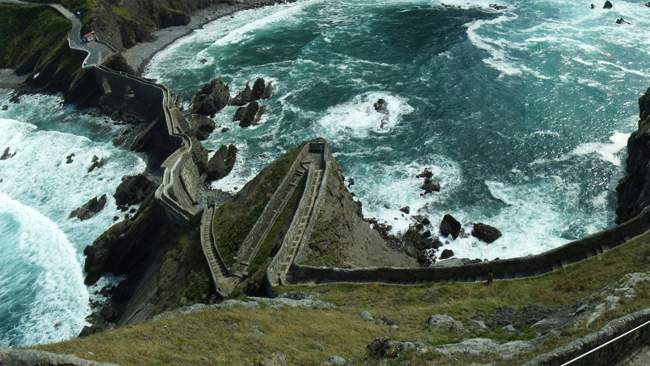 San Juan de Gaztelugatxe (Bermeo, Tây Ban Nha): Bắc từ đảo Gaztelugatxe (Lâu đài Đá) tới vùng đất liền Tây Ban Nha, cây cầu hùng tráng trên Vịnh Biscay từng được chọn làm bối cảnh quay đảo Đá Rồng trong phần 7 của loạt phim Trò chơi Vương quyền (Game of Thrones).