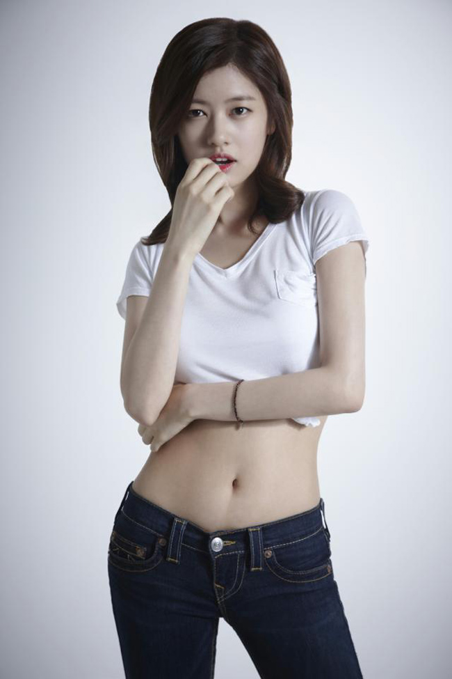 Khi làm người mẫu, Jung So Min khoe eo thon gợi cảm, khác biệt với hình ảnh nữ sinh trên phim.