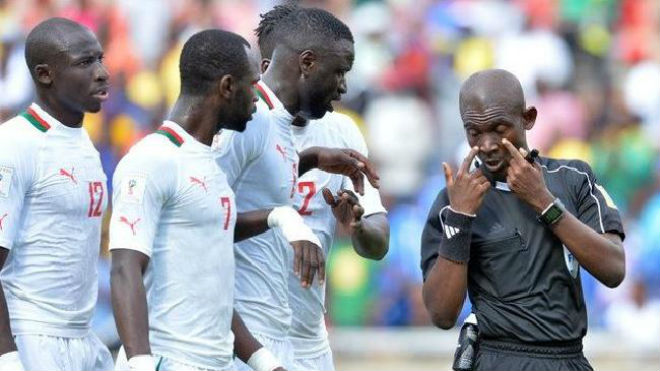 Hy hữu World Cup: Trọng tài bán độ khiến 2 đội phải đá lại - 3
